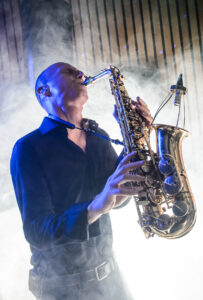 Saxofonist Arjan-M op bruiloft